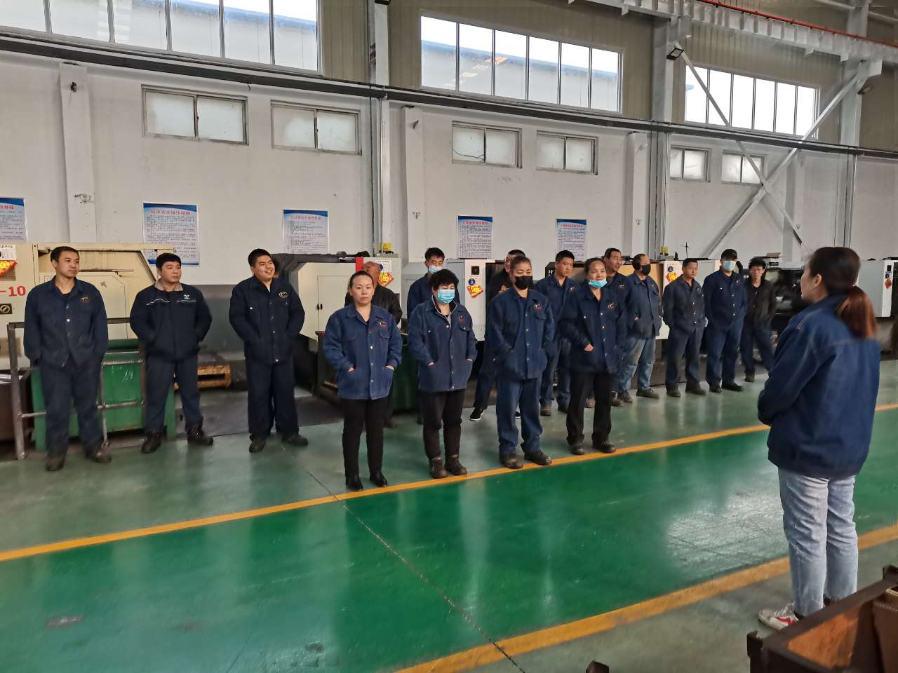 公司召開(kāi)2022年安全生產(chǎn)工作會(huì)議-03月11日上午，公司召開(kāi)2022年安全生產(chǎn)工作會(huì)議，總結(jié)2021年安全生產(chǎn)工作，部署2022年安全生產(chǎn)重點(diǎn)任務(wù)。公司各級(jí)領(lǐng)導(dǎo)班子、各部室及負(fù)責(zé)人、安全總監(jiān)及安全員等參加會(huì)議,會(huì)議由公司經(jīng)理張世立主持。 會(huì)上，公司安全總監(jiān)袁振水作《2022年安全生產(chǎn)工作報(bào)告》?？偨Y(jié)了2021年的安全管理總體工作，分析了2022年安全管理所面臨的形勢(shì)，提出了公司2022年安全生產(chǎn)工作總體思路和重點(diǎn)工作。從十個(gè)方面進(jìn)行了工作部署◆ 持續(xù)提升安全生產(chǎn)思想認(rèn)識(shí)，進(jìn)一步樹(shù)牢安全發(fā)展理念。◆ 突出主體責(zé)任落實(shí)，抓好三年行...